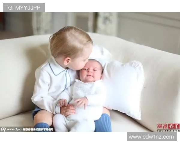 乔治与足球明星们的精彩合影瞬间展现运动激情与友谊的完美结合