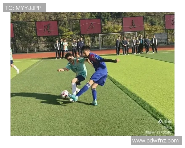 女孩与足球明星甜蜜牵手瞬间展现青春爱情的美好与梦想